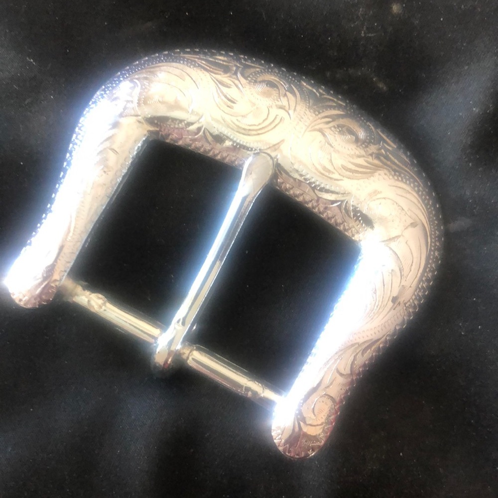 Silver tone belt buckle. Add to your favorite belt.  Nice design